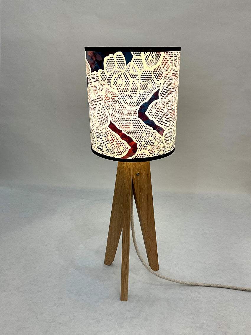 Lampe à poser avec abat-jour dessin effet dentelle