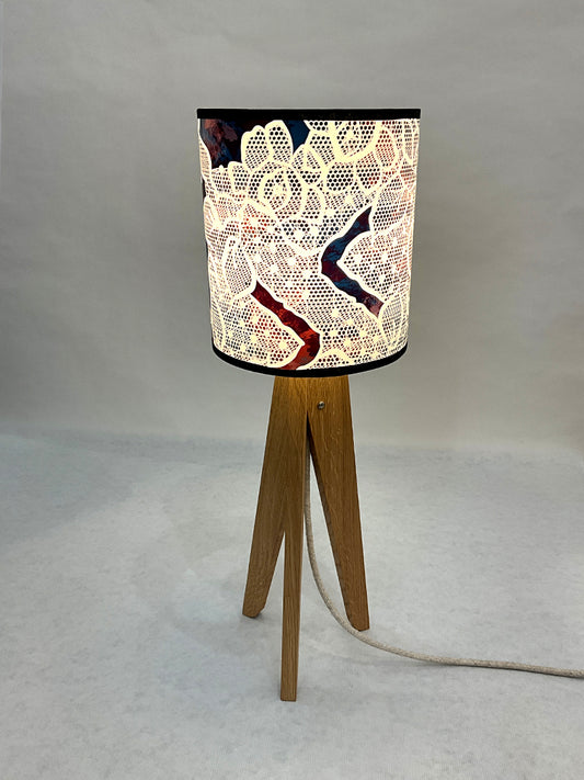 Lampe à poser avec abat-jour dessin effet dentelle