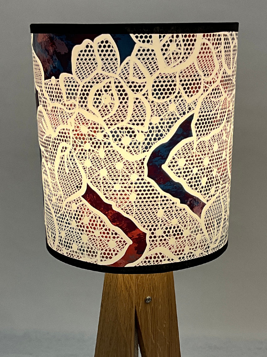 Lampe à poser avec abat-jour dessin effet dentelle