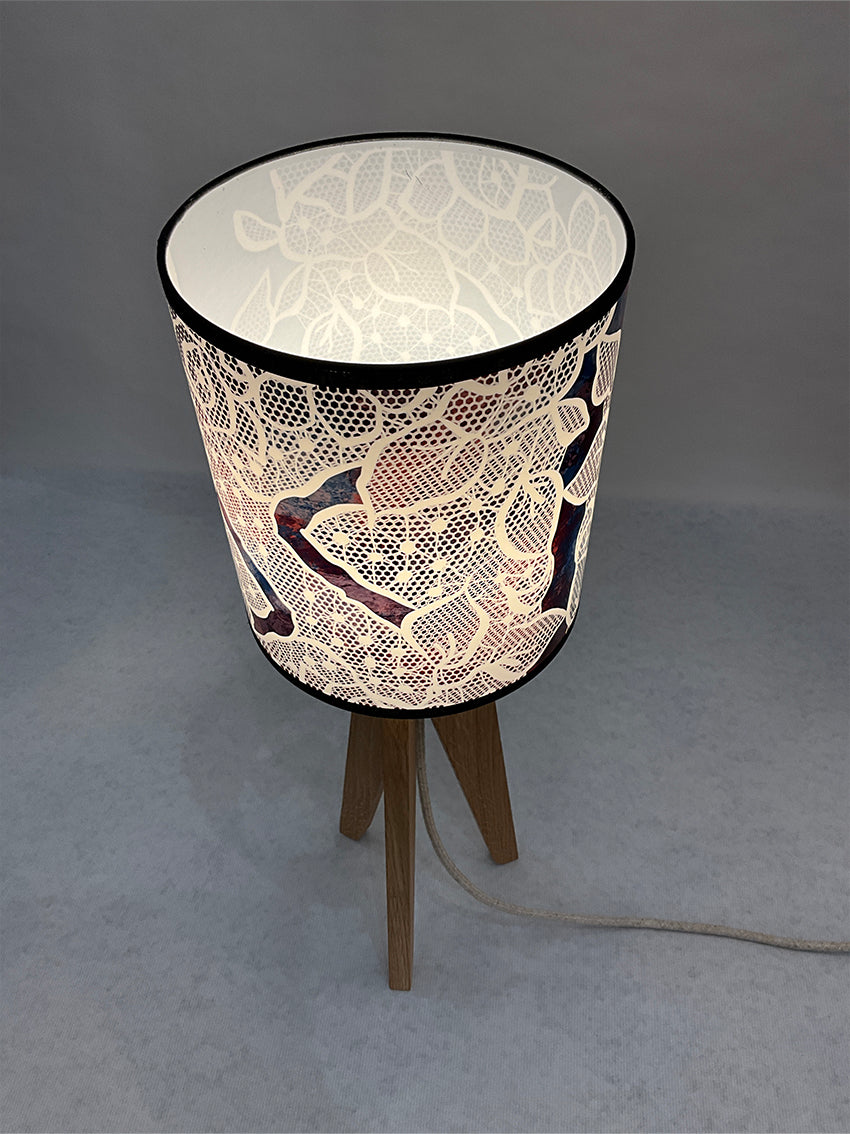 Lampe à poser avec abat-jour dessin effet dentelle