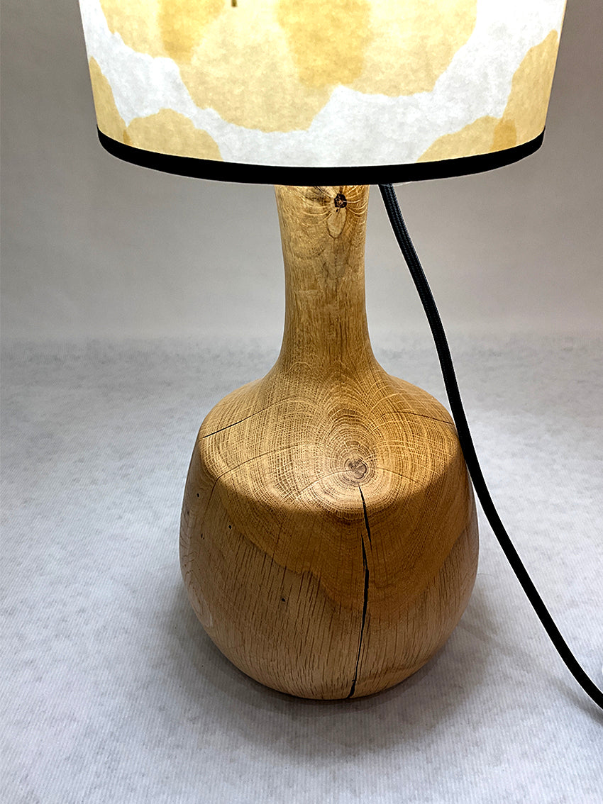 Luminaire pied en bois tourné, abat-jour en papier