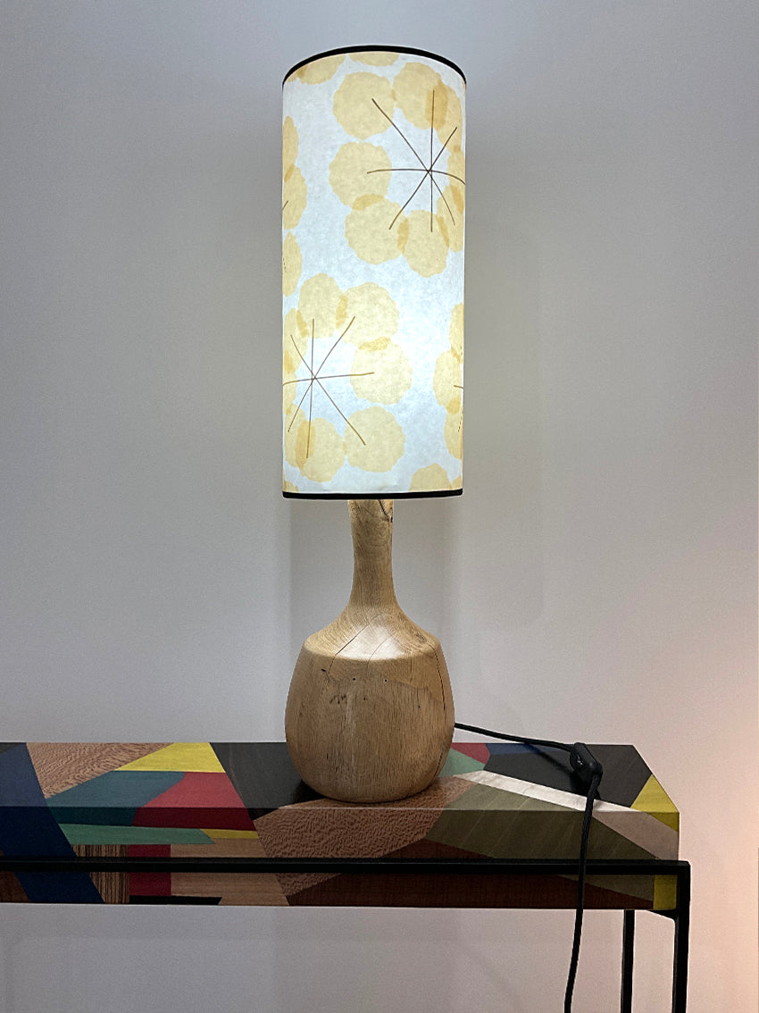 Luminaire Flore, pied artisanal en bois tourné, abat-jour en papier avec un motif DESIGNéMOTIF
